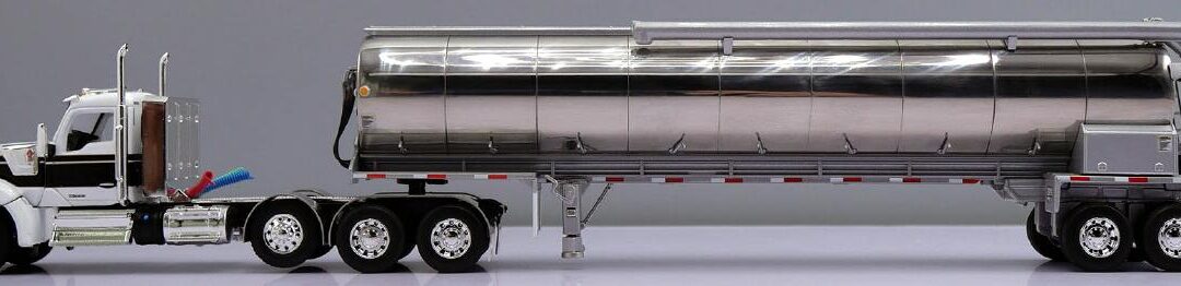 60-1962 White/Black Kenworth W990 w/Feed Trailer