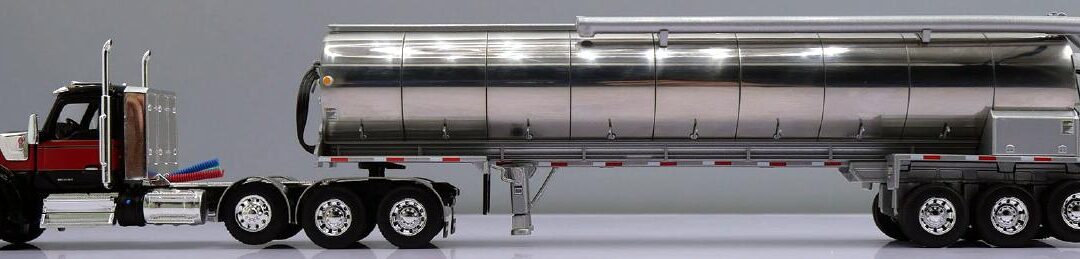 60-1963 Black/Red Kenworth W990 w/Feed Trailer